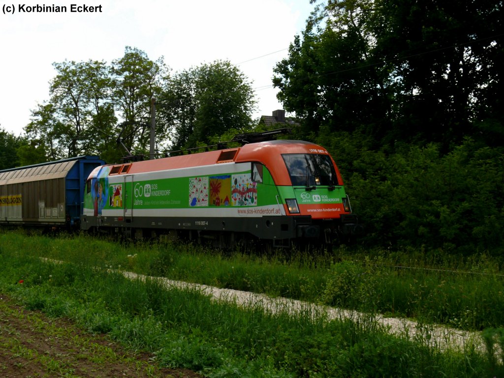 Endlich hab ich auch mal einen BB-Werbeochsen. Lokportrait der SOS Kinderdorf Lok kurz vor Regensburg-Prfening mit ihrem Audizug nach Gyr, 27.05.2010