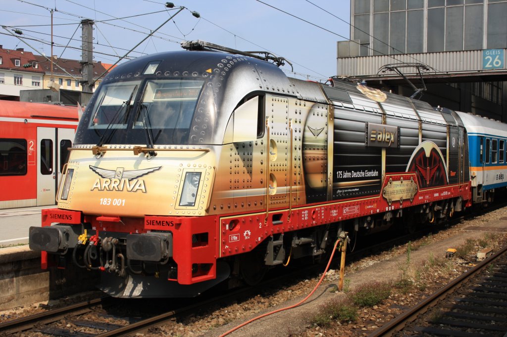 Endlich hab ich sie auch erwischt: 183 001 in Mnchen steht abfahrtbereit am Gleis 26 Richtung Regensburg Hbf. Aufnahme am 01.07.10.