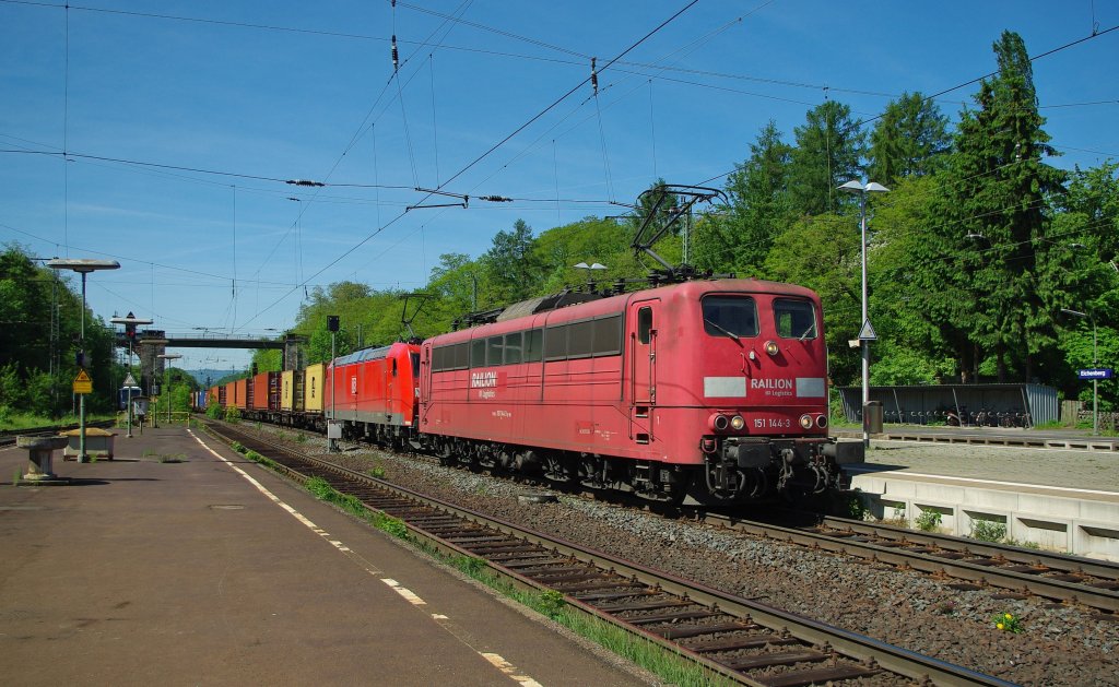 Endlich haben wir auch ein Bild von der 151 144-3. Hier als Vorspann-Lok  und Containerzug in Fahrtrichtung Norden. Aufgenommen am 03.06.2010 in Eichenberg.