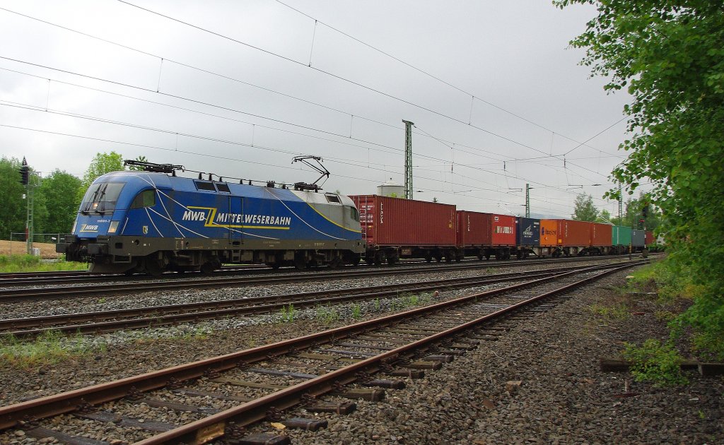 Endlich haben wir sie auch! So oft vorbeigefahren, aber am frhen Morgen des 27.05.2010 hat's geklappt. 182 911-8 / 1116 911-7 der MWB mit Containerzug in Fahrtrichtung Norden durch Eschwege West.