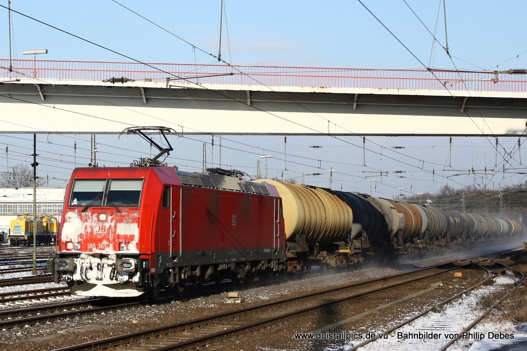 Endlich hat sich auch mal ein bisschen Schnee nach Duisburg verirrt: 185 361-3 (DB) f�hrt am 19. Dezember 2009 um 11:54 Uhr mit einem GZ durch Duisburg Entenfang