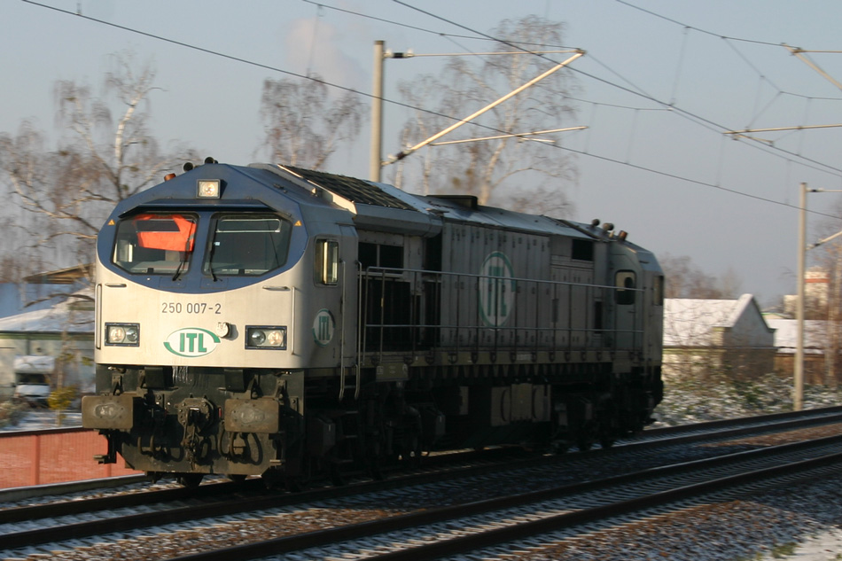 Endlich kam mir das Vorbild meines TT-Modells mal vor die Linse! Hier fhrt ITL 250 007 allein in Richtung Bad Schandau durch Dresden-Dobritz; 27.11.2010