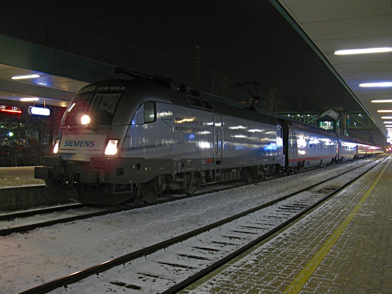 Endlich kam nach einer sehr langen Zeit die Siemens Lok nach Bregenz und auch nach einer langen warterei am Bahnhof bei eisigem Wind. Foto zeigt den EN 247 nach Wien West in Bregenz.

Lg
