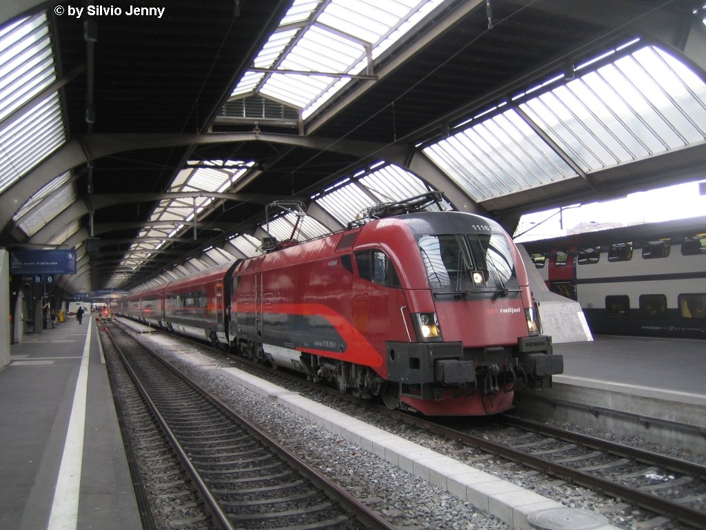 Endlich kommen die Taurus auch mit Personenzgen in die Schweiz. Mglich machts der Railjet. Am 17.12.09 steht der Taurus 1116 216-1 mit dem RJ 169 nach Wien Westbahnhof in Zrich HB.