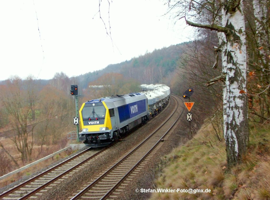 Endlich kommt auch am 30.11.2009 die 264008 Maxima 40 CC mit der MEG-Zementleistung beim Fattigau den Berg rauf. Unten links liegt die Strecke aus Bamberg...