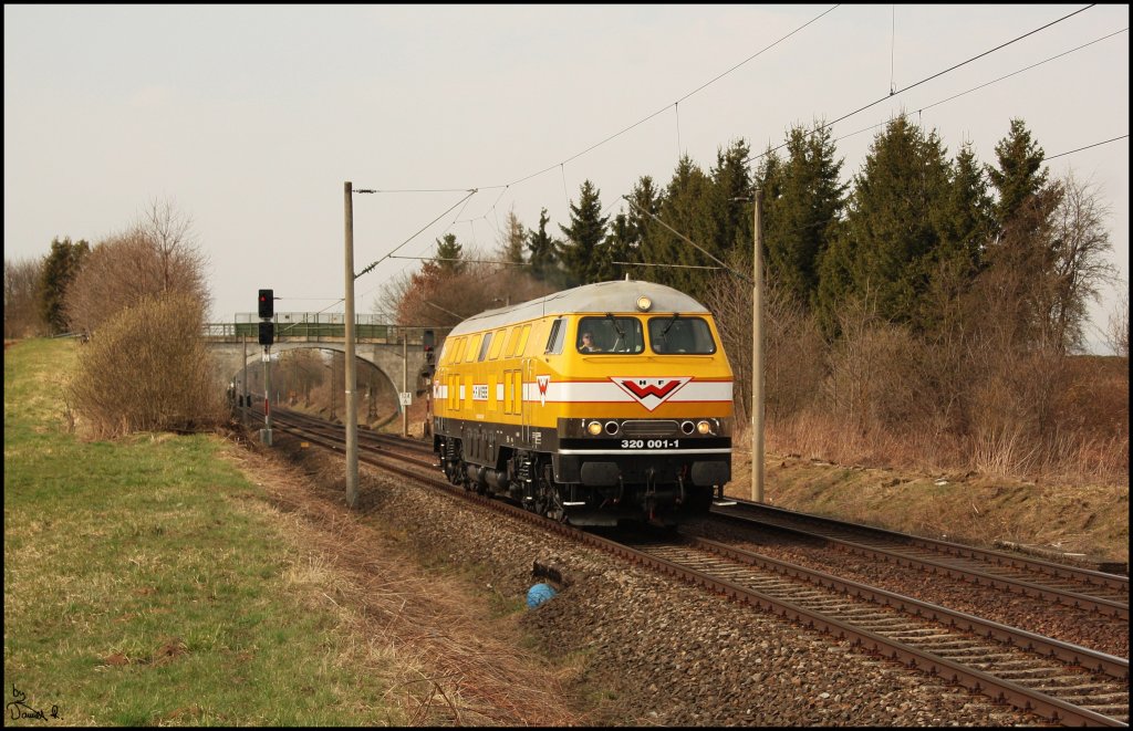 Endlich konnte ich auch diese Wunderschne Lok auf Chip bannen. Die  dicke gelbe  von Wiebe Bau, die 320 001 gennant wird kam mir am 31.03.2011 in Kfering entgegen. 