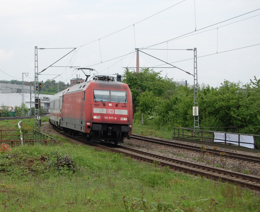 Endlich mal ein IC! 101 077-6 zieht am 8.5.2010 einen IC Richtung Stuttgart Hbf durch Feuerbach.