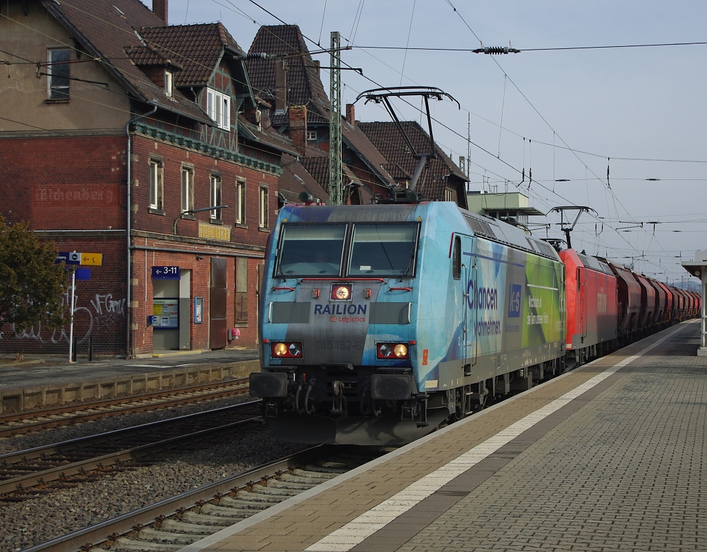 Endlich mal mit de blauen Seite vorn erwischt: 185 152-6 mit 185 xxx und Kalizug in Richtung Sden durch Eichenberg. Aufgenommenen am 12.03.2011.
