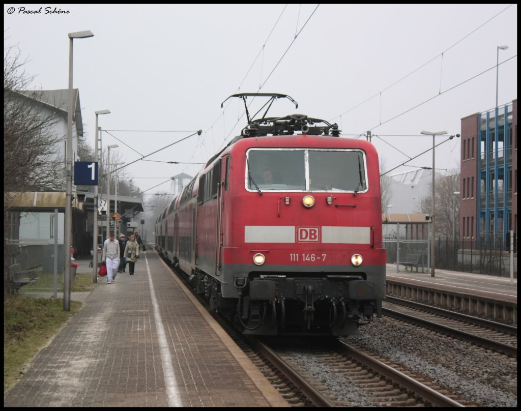 Endlich mal vor die Linse bekommen, die 111 146 als RE4 Zuglok nach Aachen Hbf in Geilenkirchen stehend.
07.02.10 14:17
