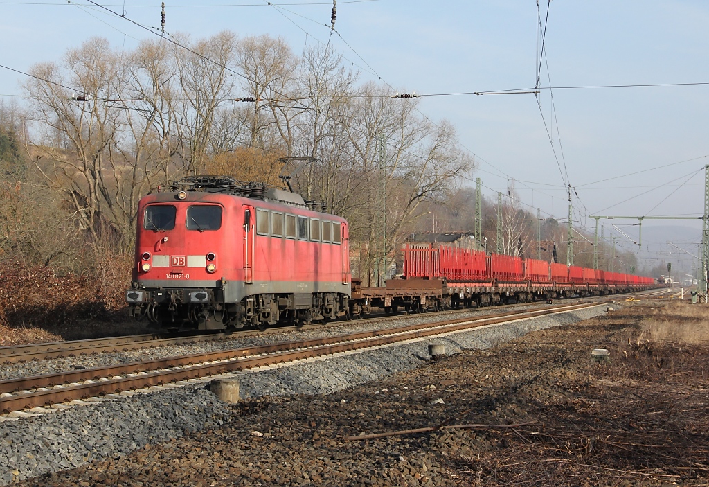 Endlich mal wieder Altbau. 140 821-0 mit GZ in Fahrtrichtung Sden. Aufgenommen am 09.03.2012 am B Eltmannshausen/Oberhone.
