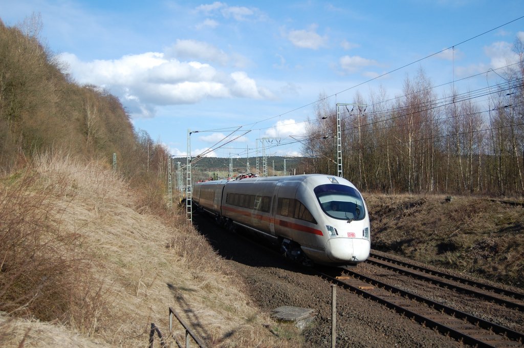 Endlich mal wieder ein ICE-T auf der Kbs 430 !: Dieser ICE-T (BR 411)
mit neuen Drehgestellen wahrscheinlich aus Krefeld durchfuhr am 31.03.2010 den Bahnhof Altenbeken.