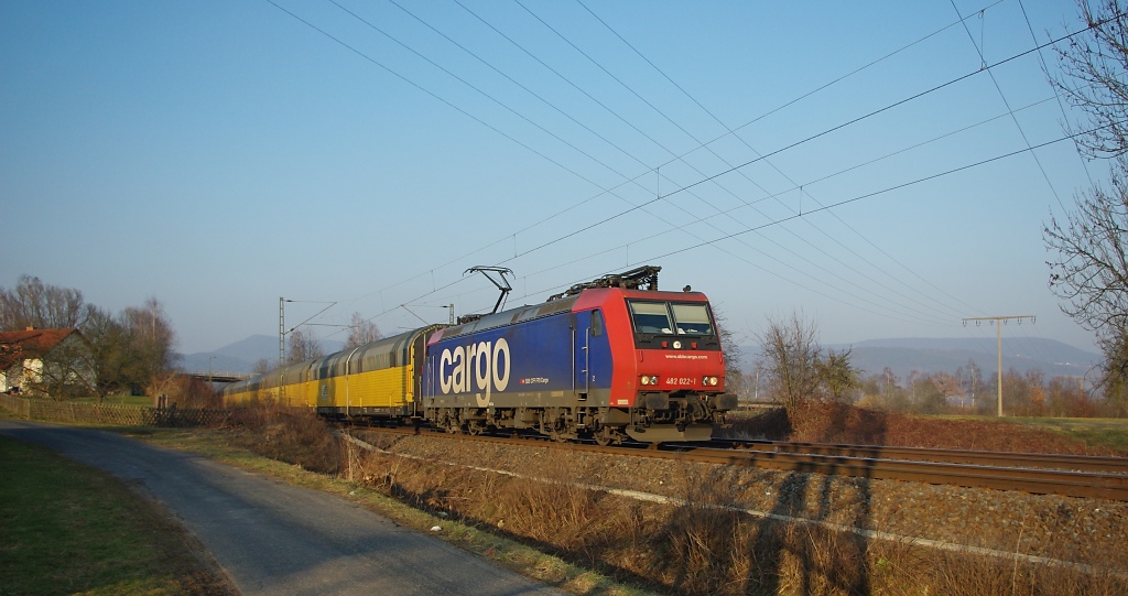 Endlich mal wieder Sonne an der KBS 613! Auch wenn sie schon sehr tief stand, reichte es noch fr 482 022-1 mit ARS Wagen in Richtung Sden. Aufgenommen am 22.02.2011 kurz vor Eschwege West.