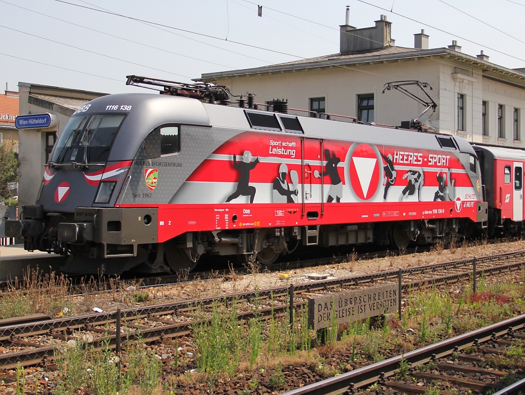 Endlich mal wieder Urlaub in Wien. Vom 03.07. - 08.07.2012 ging es mal wieder in die schnste aller europischen Stdte. Nach der Ankunft mit dem EN 491 und einem Frhstck im Hotel an der Wien hielten wir uns zunchst etwas am Bahnhof Wien Htteldorf auf (auch um sich erst mal um das gefhlt 25C wrmere Klima zu gewhnen). Nach kurzem warten ging auch schon das erste Objekt der Begierde ins Netz: 1116 138-9  Heeres-Sport  (hier im Portrait)  mit REX nach St. Plten Hbf. Aufgenommen am 03.07.2012.