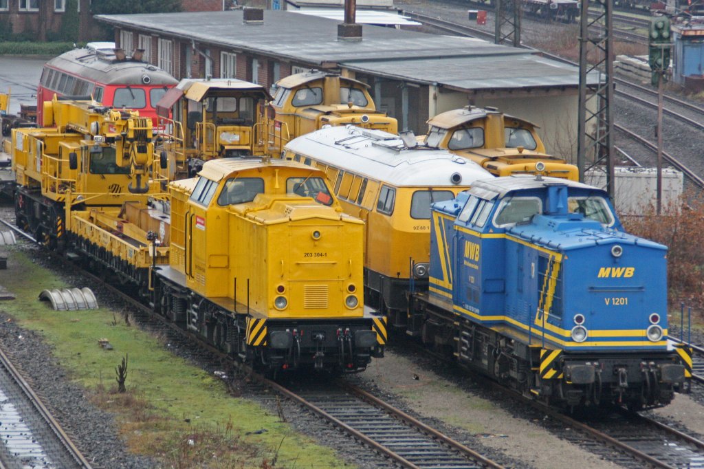 Endlich mal wieder was buntes zu Gast bei der DBG in Duisburg-Bissingheim.MWb V1201 steht am 11.12.10 neben 203 304 abgestellt
