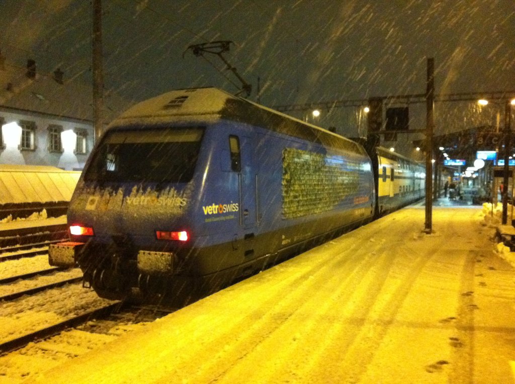 Endlich ist der Schnee da! Re 460 071 am IC 839 bei starkem Schneefall in Brig, 16.12.2011. (Handyfoto)