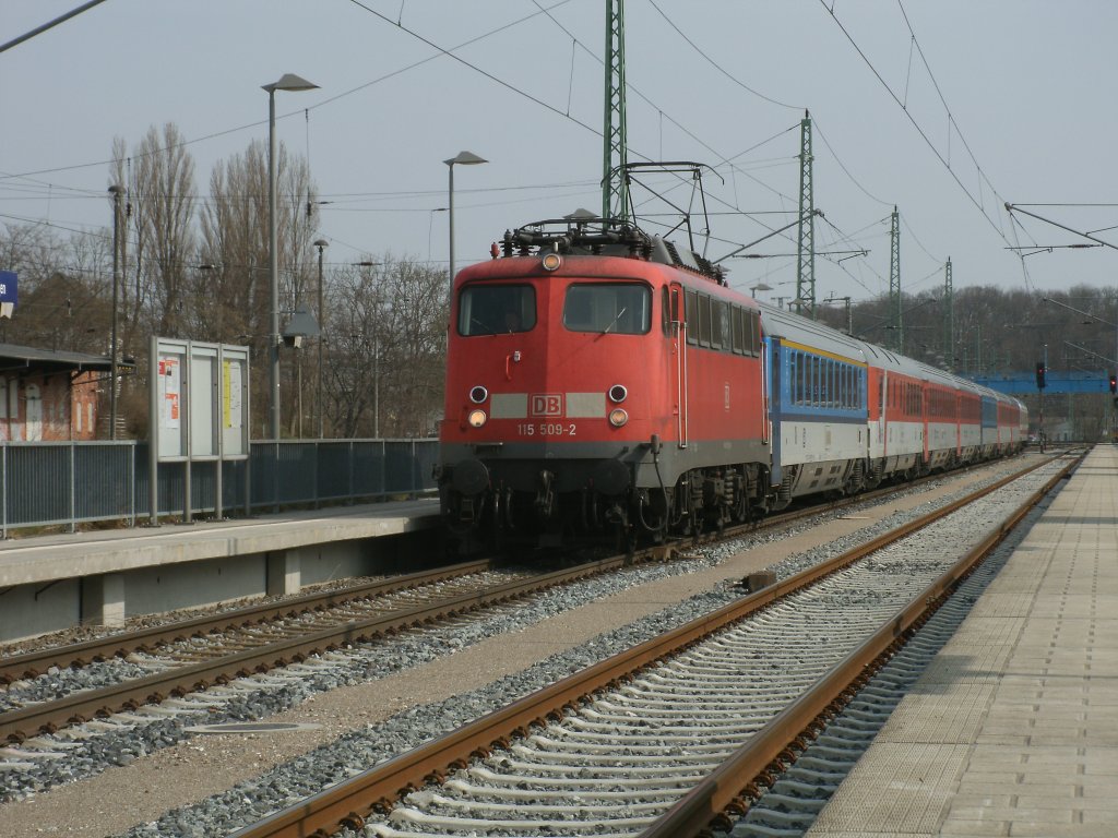 Endlich ist Sie wieder da:nach drei Monaten fuhr wieder eine 115 vor dem EC 379 Binz-Brno,am 16.April 2011 fuhr 115 509 wieder in den Bahnhof von Bergen/Rgen ein.