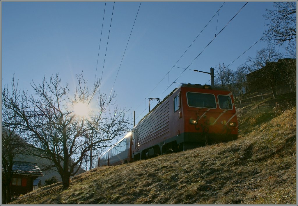 Endlich Sonne und endlich (Frei)-Zeit fr Fotos - da wagte ich ganz khn ein Gegenlichtfoto: HGe 4/4 mit dem Glacier Express von Zermatt nach St. Moritz kurz nach Stalden am 21. Jan. 2011.