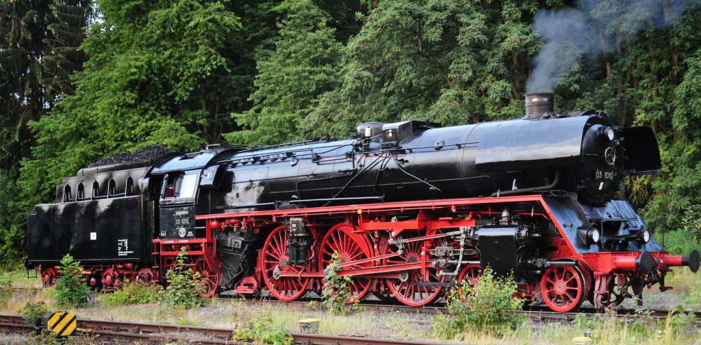 Endlich war der groe Tag gekommen. Schon am vor Abend traf die 03 1010 in Menden (Sauerland) ein. Eine Sonderfahrt stand an. Die fahrt ging ab Menden um ca. 6:15 los nach Goslar. Am 16.Juli.2011 konnte ich sie beim herausfahren eines Gleises zu ihrem Zug beobachten. 