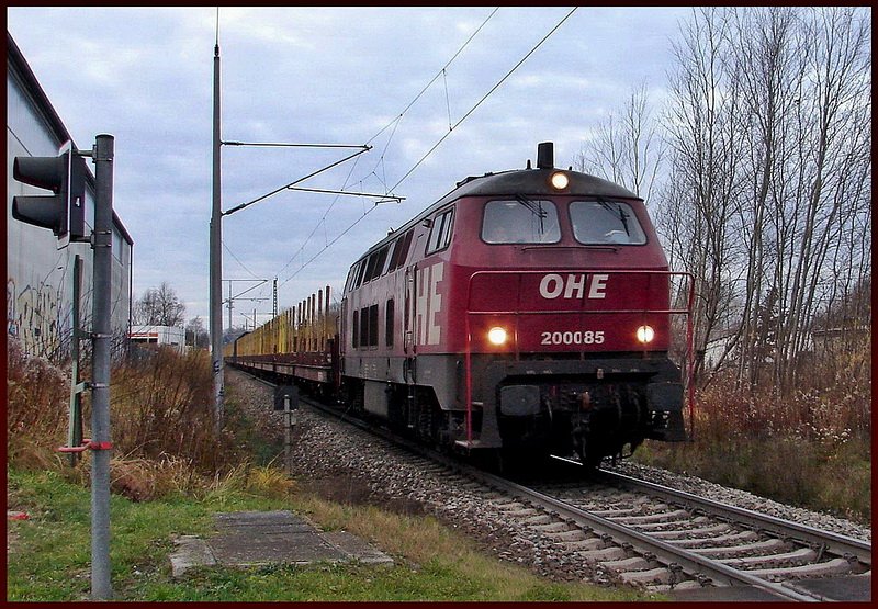 Endlich war ich mal zur richtigen Zeit am richtigen Ort.:-)
200085 -OHE- mit einem Bauzug kurz vor dem Hbf Stralsund.  am 29.11.07