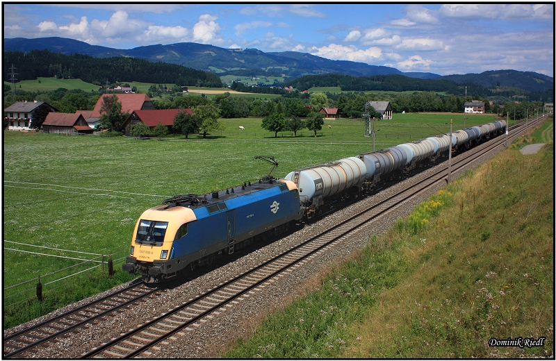 Endlich wieder einmal etwas buntes in der Obersteiermark nahe Knittelfeld!
1047 008 mit dem 91025 von Stadlau nach Klagenfurt.St. Magarethen b. Knittelfeld 04.08.2010