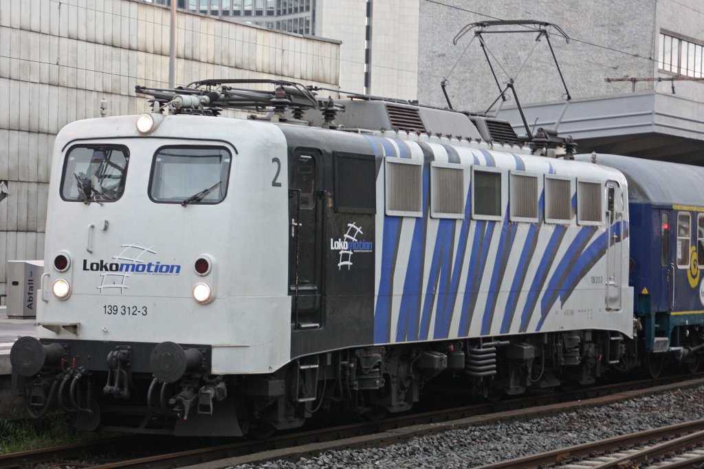 Endlich!Mein erstes Zebra!
Lokomotion 139 312 am 30.5.10 um 17.42Uhr mit dem Hetzerather in Essen Hbf