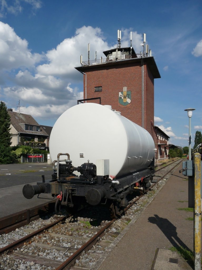 Endstation des Schluffs in St. T�nis, der Tankwagen steht immer hier... (5.9.2010)