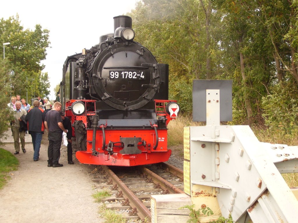 Endstation f�r die 99 1782-4 , am 3.10.2012 in Lauterbach / Mole.
Zum letzten Mal hat diese Lok einen Zug nach Lauterbach gebracht , jetzt wird der Verkehr auf diesem Streckenabschnitt eingestellt und erst im Mai n�chsten Jahres wieder aufgenommen. Diese Strecke ,Putbus  - Lauterbach , verf�gt �ber ein drei-Schienen-Gleis , im Vordergrund des Bildes gut zu erkennen. Dadurch kann hier die Schmalspurbahn der R�BB fahren und auch der Triebwagen der PRESS , Bergen - Lauterbach , auf Normalspur verkehren .