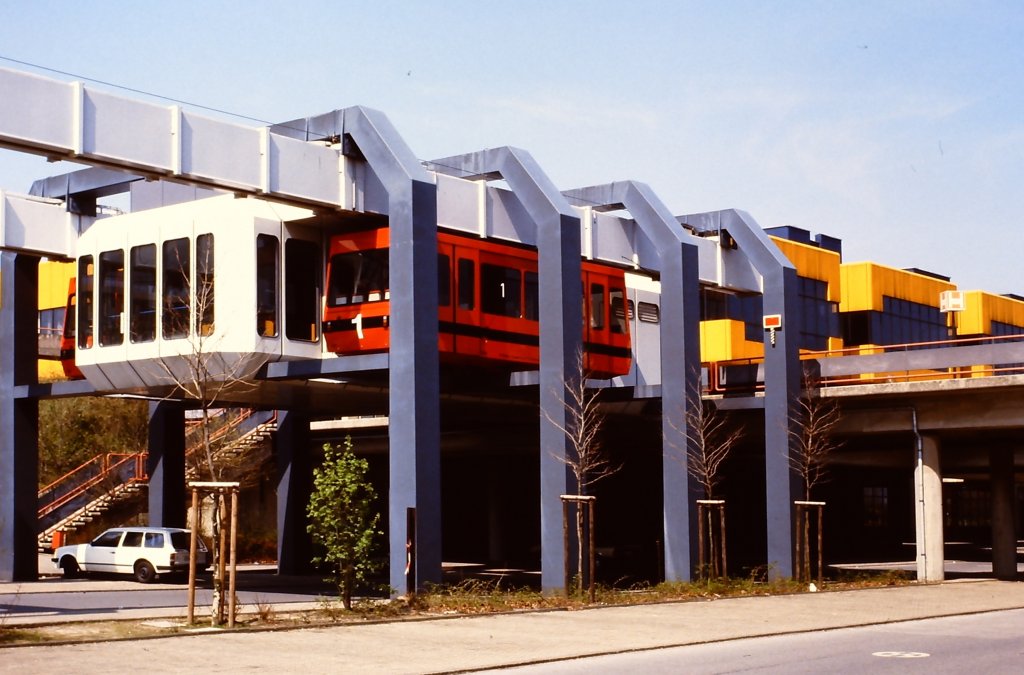 Endstation der H-Bahn Dortmund Universit�t (jetzt Campus Nord) im ersten Betriebsjahr (1984).