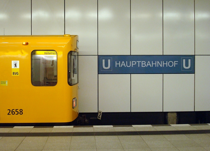 Endstation Hauptbahnhof: die (nicht nur in Berlin) umstrittene U-Bahnlinie 55 bedient zur Zeit gerade mal 3 Stationen. Meistens sind die Bahnsteige menschenleer. 19.7.2011