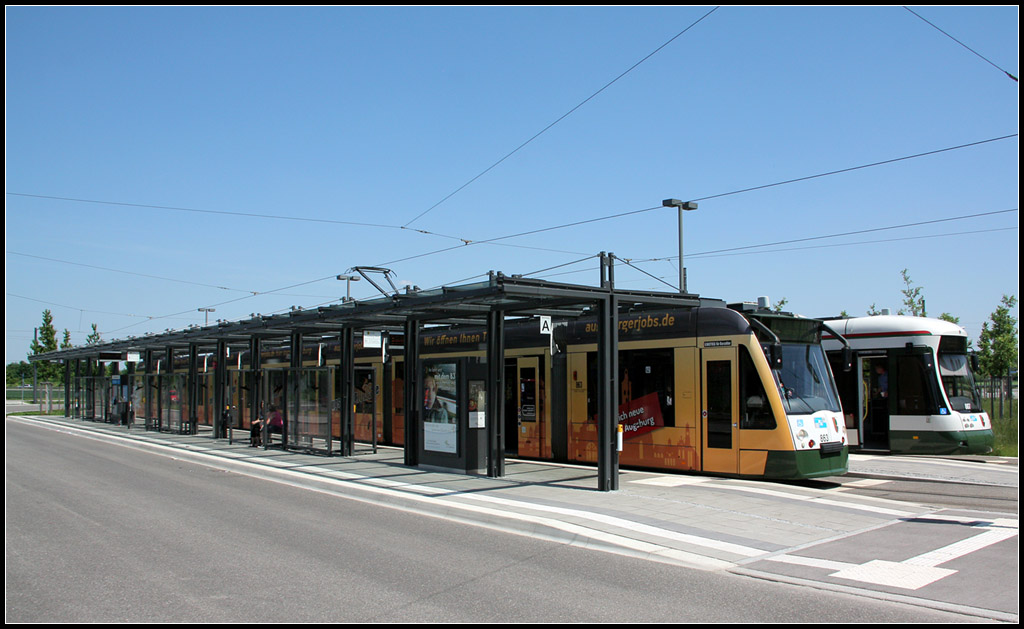 Endstation - 

In Friedberg-West endet seit 2010 die 5,2 km lange Neubaustrecke der neuen Augsburger Linie 6. Eine Combino-Tram (Siemens) steht hier neben der CityFlex-Tram von Bombardier. 

26.05.2012 (M)