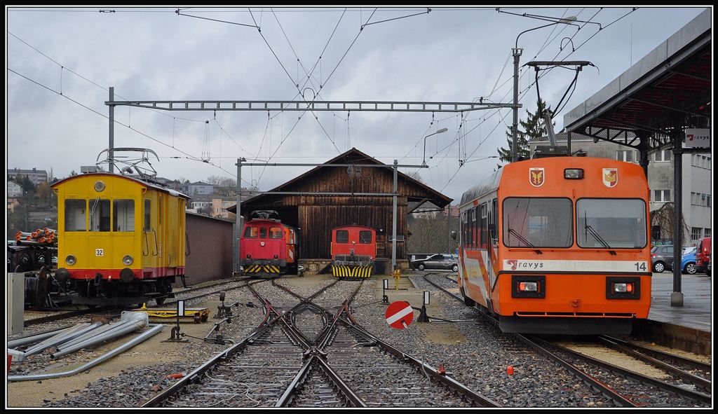 Endstation Orbe mit Fe 2/2 32 (gelb), Ee 2/2 1, dahinter BDe 4/4 13, Tm 2385305 mit Schneepflug OC X41 und der Be 2/2 14. (18.12.2012)