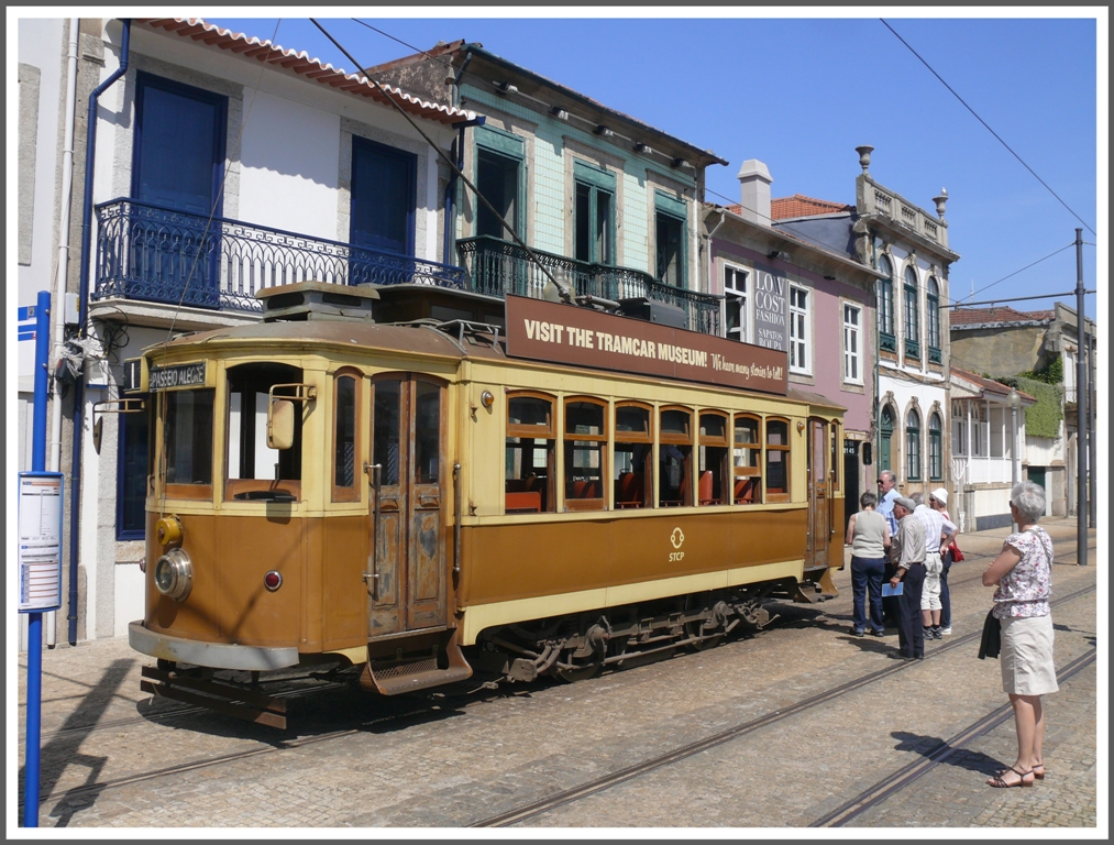 Endstation Passeio Alegre an der Douro Mndung in den Atlantik. Fahrplanmssiger Wagen 131 wartet auf Touristen, die mehrheitlich die alten Strassenbahnen bentzen. (14.05.2011)