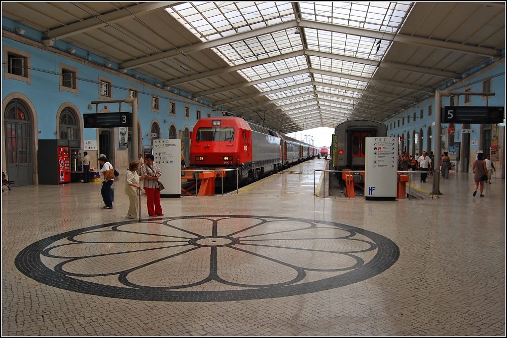 Endstation Sehnsucht (Saudade - II). Nachtexpress nach Lissabon, gemeint ist der S�dexpress. Von Paris kommend steigt man hier aus und ist drei Schritte weg von Fado, Alfama und Saudade. Linkerhand die  Breitspur-120 . August 2010. 