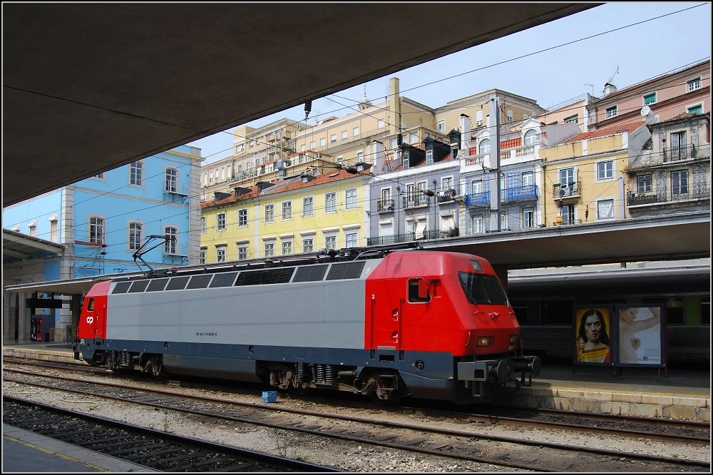 Endstation Sehnsucht (Saudade - III). Die  Breitspur-120  wartet vor der Kulisse der Alfama auf neue Aufgaben. Auf einigen der H�user erkennt man die typischen Kacheln, die die alten H�user vor der aggressiven Meeresluft sch�tzt. August 2010. 