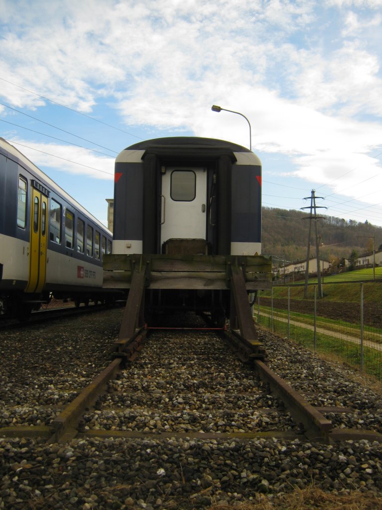 Endstation! Zumindest fr diese rund 18 NPZ Zwischenwagen. Diese ausrangierten Wagen stehen vorbergehend in Rekingen AG abgestellt, und warten darauf, in absehbarer Zukunft, verschrottet zu werden. Diese Wagen wurden durch die Ablieferung der neuen Flirt, Dominos und der neuen S-Bahn Zrich arbeitlos. Hier im Bild der EWII AB 50 85 39-35 104-1, links, B EWI 50 85 20-35 100-0, 03.01.2012. 