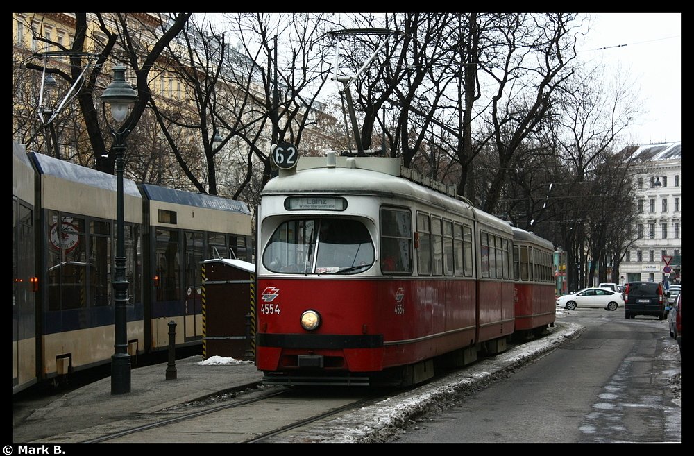 Endstelle Oper mit WLB und E1+c3 aufm 62er nach Lainz. Aufgenommen am 14.02.10.