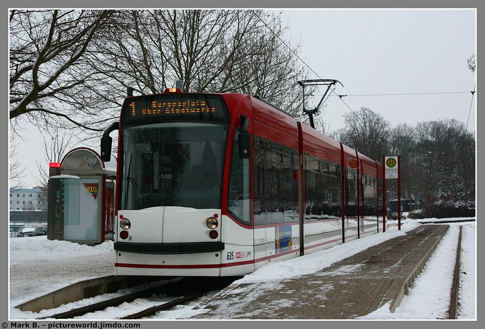 Endstelle Thrringenhalle mit einem Combino. Aufgenommen am 08.01.10