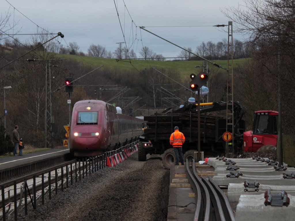 Eng geht`s zur Zeit (05.03.2012) in Eilendorf an der KBS 480 zu. Das Gleis Richtung Kln ist schon ausgebaut und die Schwellen werden nun mit Hilfe von Radlader und Forstschlepper abtransportiert. Auf dem Nachbargleis fhrt der Thalys Richtung Aachen.