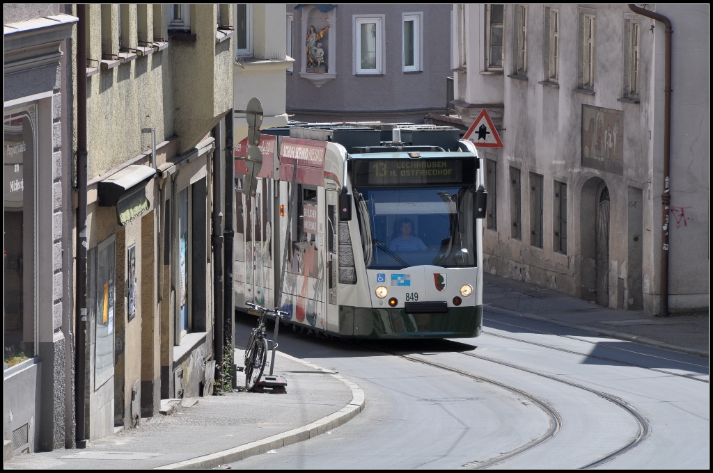Eng und steil geht es zu - 

... auf der derzeitigen Innenstadt-Umleitungsstrecke der Augsburger Straßenbahn am Milchberg. 

26.05.2012 (J)
