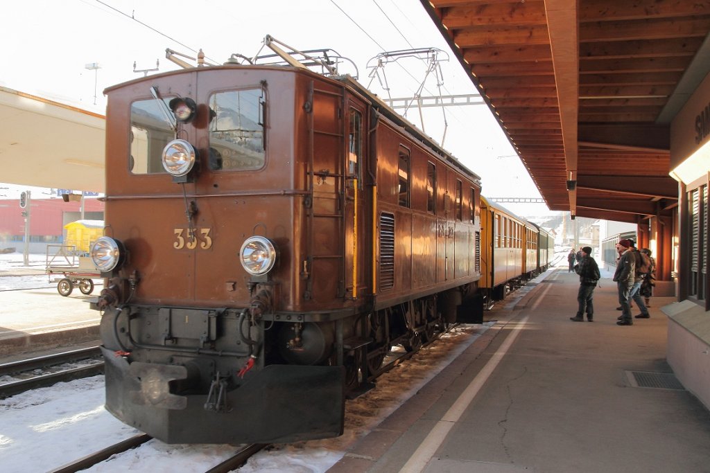 Engadiner Nostalgiefahrt 2011: Einfahrt des Lok-Oldtimers Ge 4/6 353 in den Bahnhof von Samedan. Die Sonderfahrt ging von St. Moritz nach Scuol-Tarasp und wieder zurck. (23.01.2011)