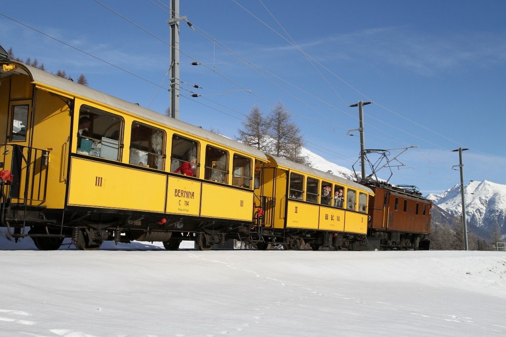 Engadiner Nostalgiefahrt 2011: Fotohalt vor dem Inn-Viadukt bei Cinuos-chel-Brail. Ge 4/6 353 + BC 110 + C 114. (23.01.2011)