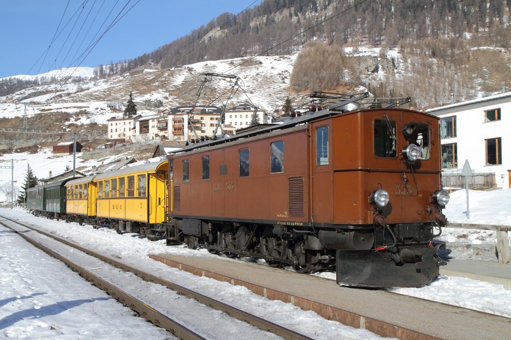 Engadiner Nostalgiefahrt 2011: Ge 4/6 353 und historische Wagen im Bahnhof von Ardez. (23.01.2011)