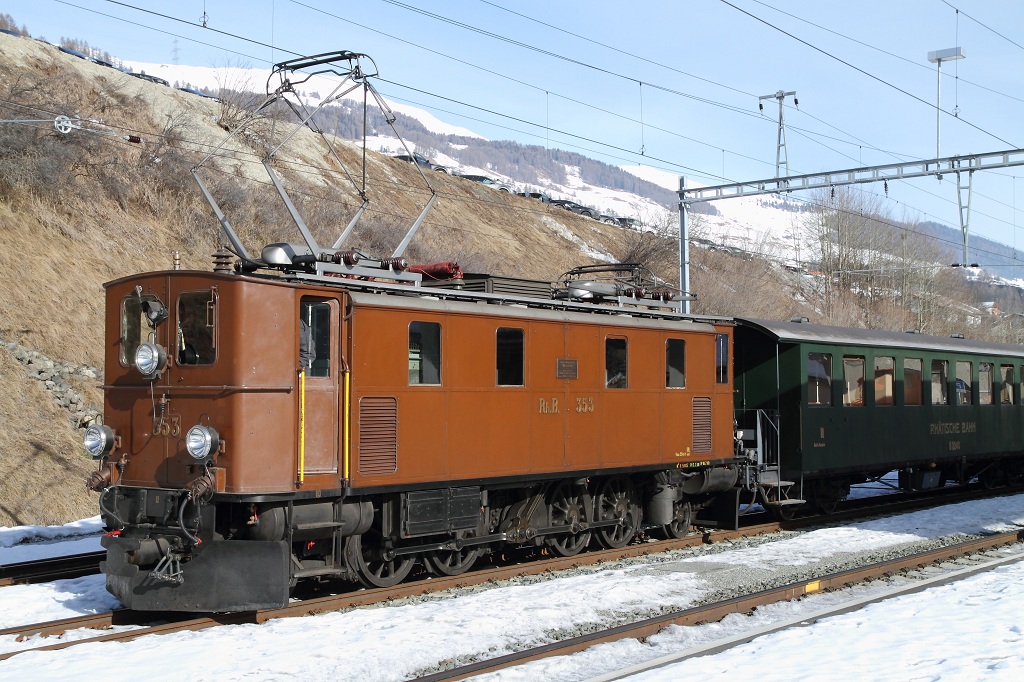 Engadiner Nostalgiefahrt 2011: Ge 4/6 353 kurz nach dem Umsetzen, deshalb ist der Stromabnehmer noch so wie bei der Herfahrt. (Scuol-Tarasp, 23.01.2011)