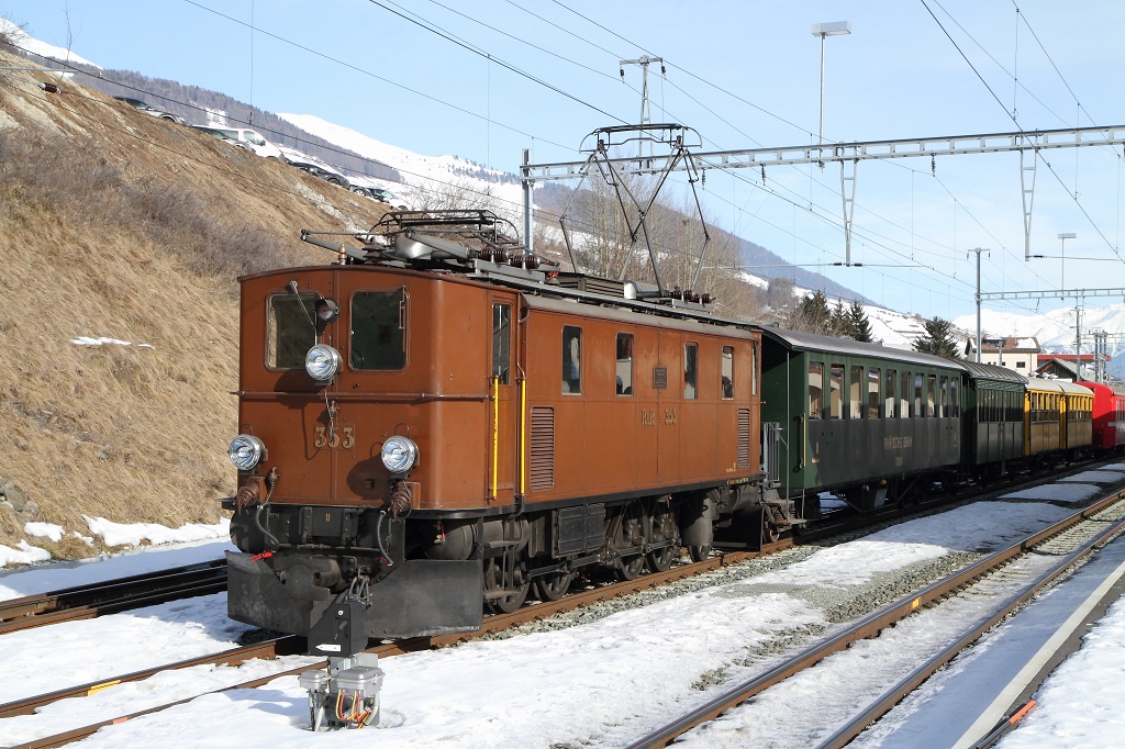 Engadiner Nostalgiefahrt 2011: Ge 4/6 353 + 4-achs-Plattformwagen B 2246 + Filisurer Stbli B 2138 + C 114 + BC 110. Nun ist auch der Stromabnehmer fr die Rckfahrt richtig gestellt. (Scuol-Tarasp, 23.01.2011)
