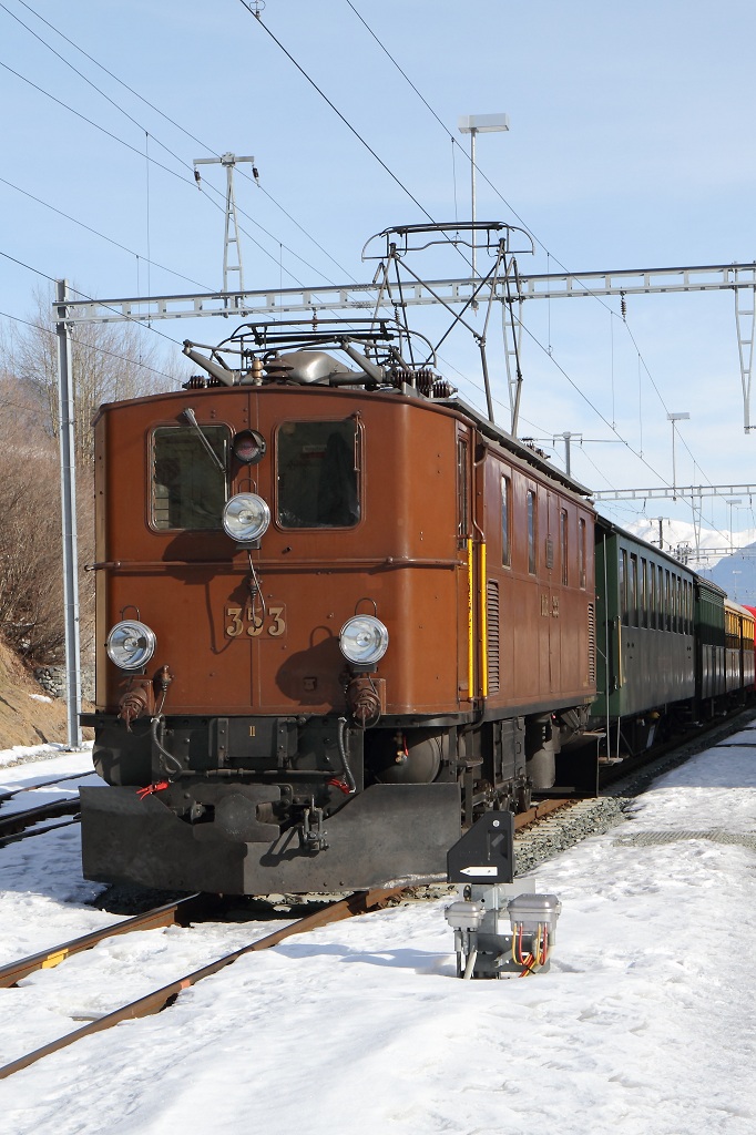 Engadiner Nostalgiefahrt 2011: Ge 4/6 353 + 4-achs-Plattformwagen B 2246 + Filisurer Stbli B 2138 + C 114 + BC 110. (Scuol-Tarasp, 23.01.2011)