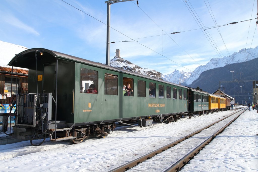 Engadiner Nostalgiefahrt 2011: Historischer Zug mit Ge 4/6 353 im Bahnhof von Ardez. Anlsslich meines Geburtstages waren wir auch mal im Winter bei der RhB. (Drittes Fenster von links im B 2246, 23.01.2011)