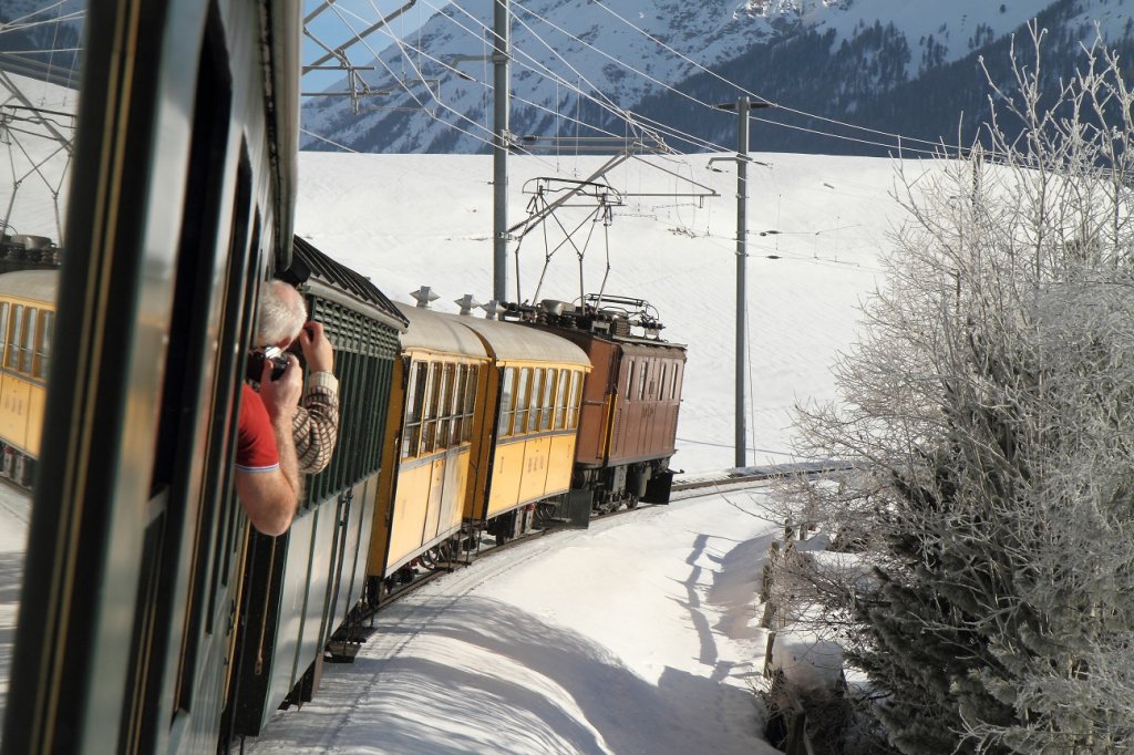 Engadiner Nostalgiefahrt 2011: In voller Fahrt kurz vor dem Bahnhof S-chanf gezogen von Ge 4/6 353. Die eisigen Temperaturen machen es dem Fotografen nicht leicht, aber dem Mann am Fenster vor mir machen die -20 Grad wohl nichts aus. Brrr!! (23.01.2011) 