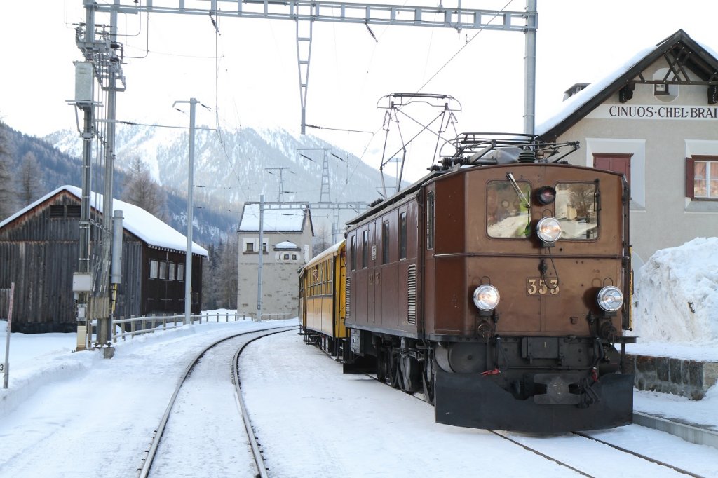 Engadiner Nostalgiefahrt 2011: Kurzer Halt im Bahnhof Cinuos-chel-Brail mit Ge 4/6 353 (23.01.2011). Fr die Fotografen wurde der Gleisbereich vom Zugpersonal extra abgesichert! Danke dafr an die Verantwortlichen.