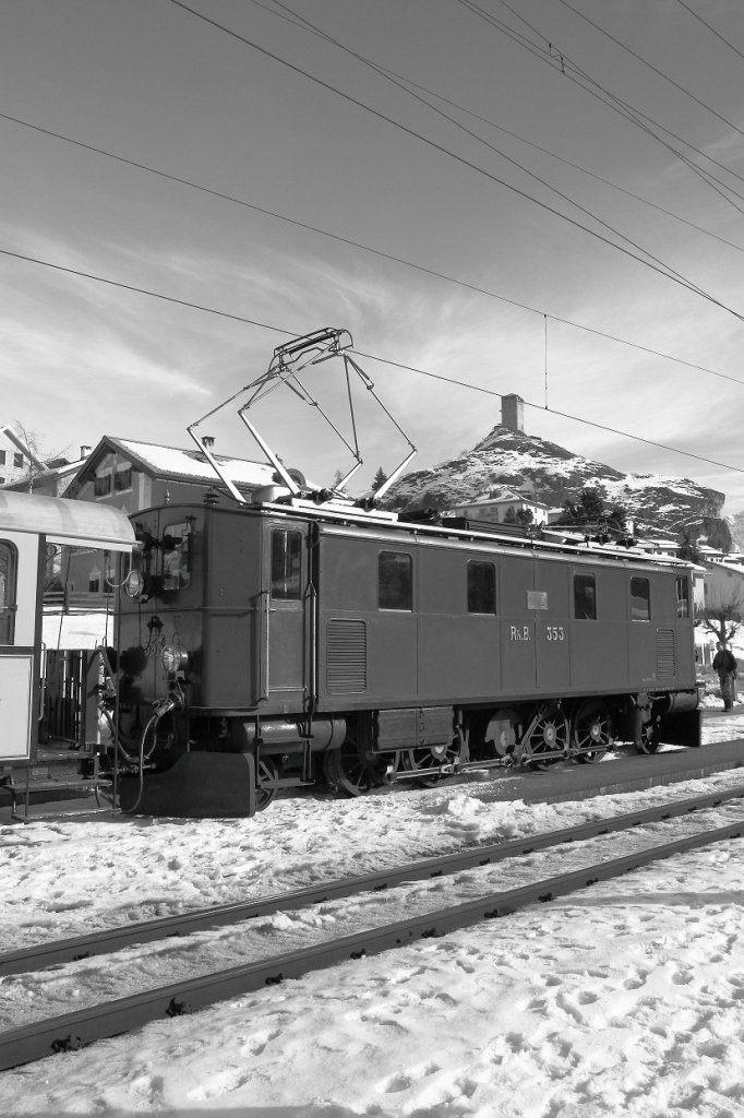 Engadiner Nostalgiefahrt 2011: Wie in frheren Zeiten, Ge 4/6 353 in Ardez. (23.01.2011)