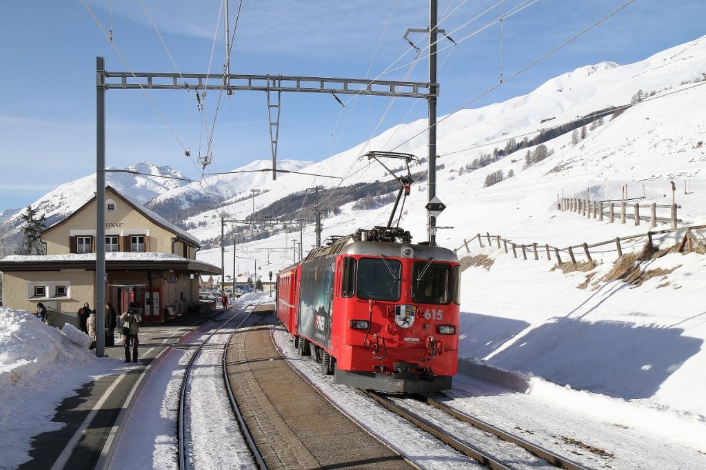  Engadiner-Pendel  (Scuol-Tarasp / Pontresina) mit Ge 4/4 II 615  Klosters  im Bahnhof von S-chanf. (23.01.2011)
